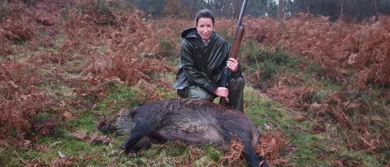 Yolanda Figueiras, xunto a un animal abatido.