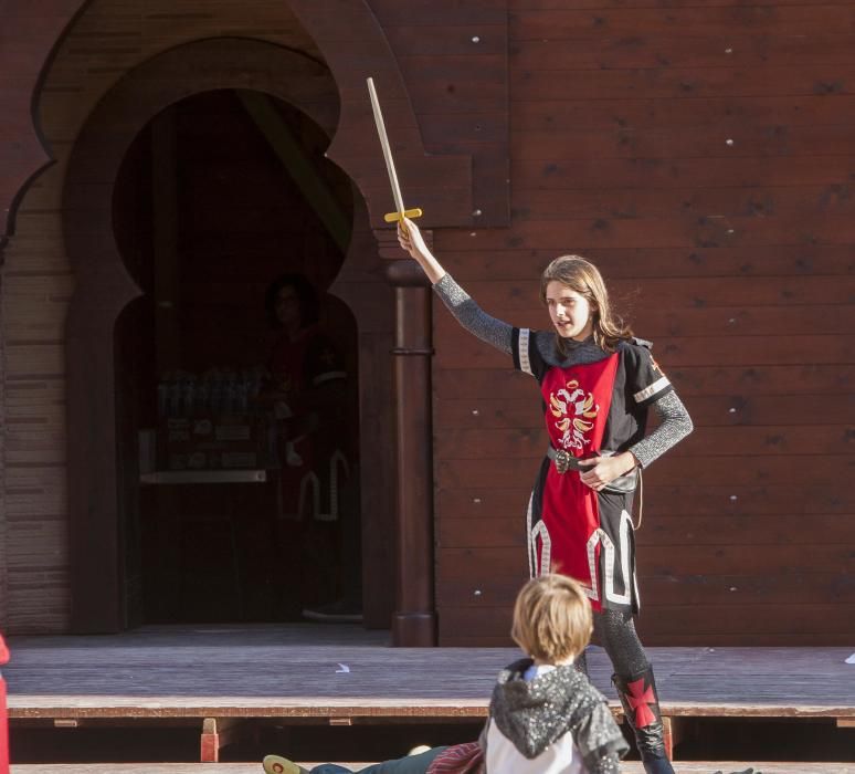 Un centenar de chavales, integrantes de las comparsas de San Vicente, celebran por segundo año la Embajada Infantil a las puertas del Castillo.