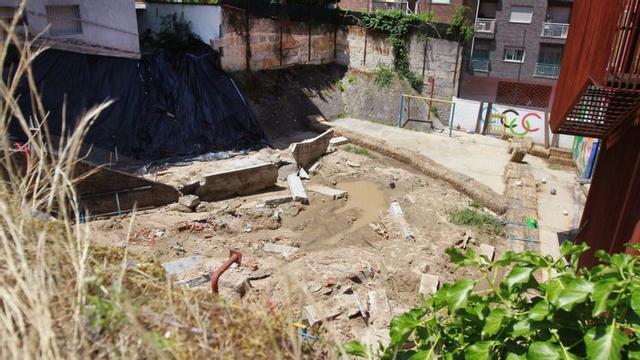 Estado actual del patio del colegio Cisneros, a la espera de la reconstrucción del muro. | // IÑAKI OSORIO