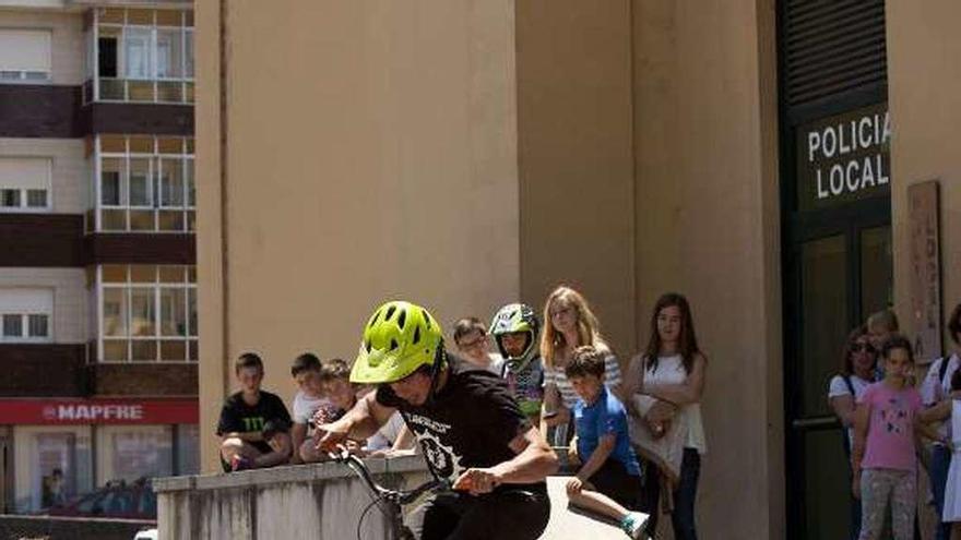 Una exhibición de bicicletas, ayer, en Pola de Laviana.