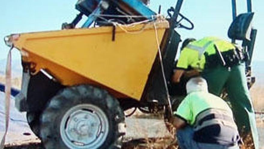 La Guardia Civil, ayer, inspeccionando el tractor accidentado en el Diseminado Calderín (San Bartolomé). i TV CANARIA