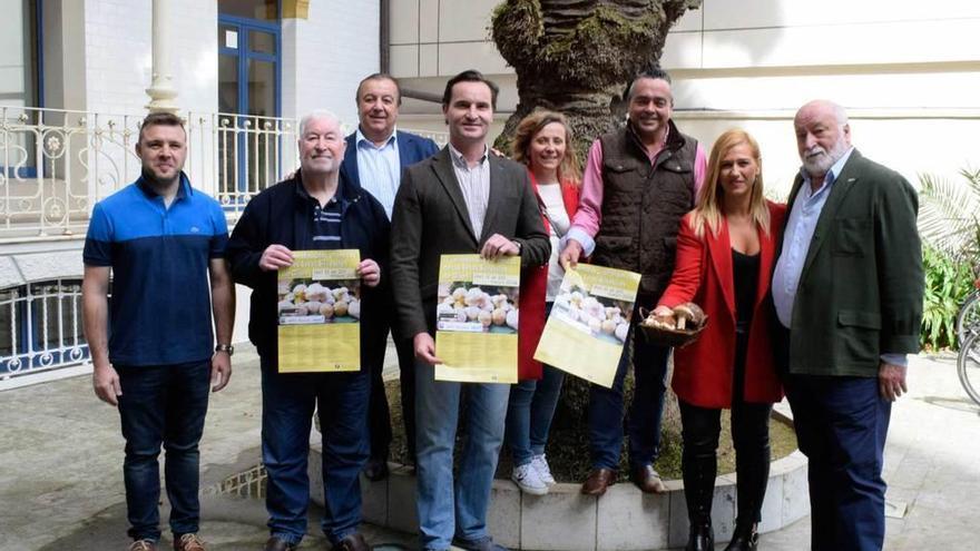 Los organizadores de las jornadas, mostrando el cartel y algunos ejemplares de hongos, ayer, tras la presentación.