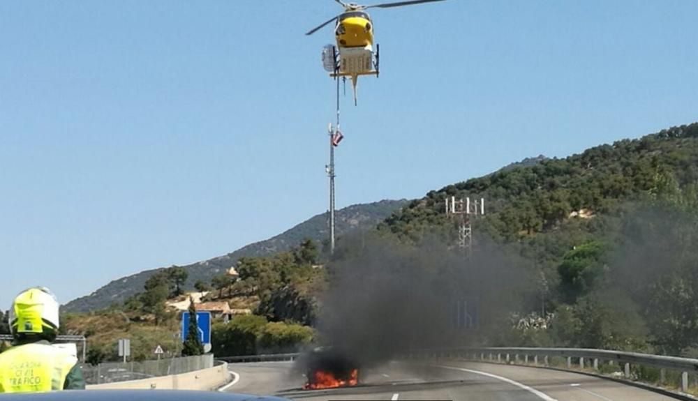 S'incendia un cotxe a l'autopista prop de la frontera de La Jonquera