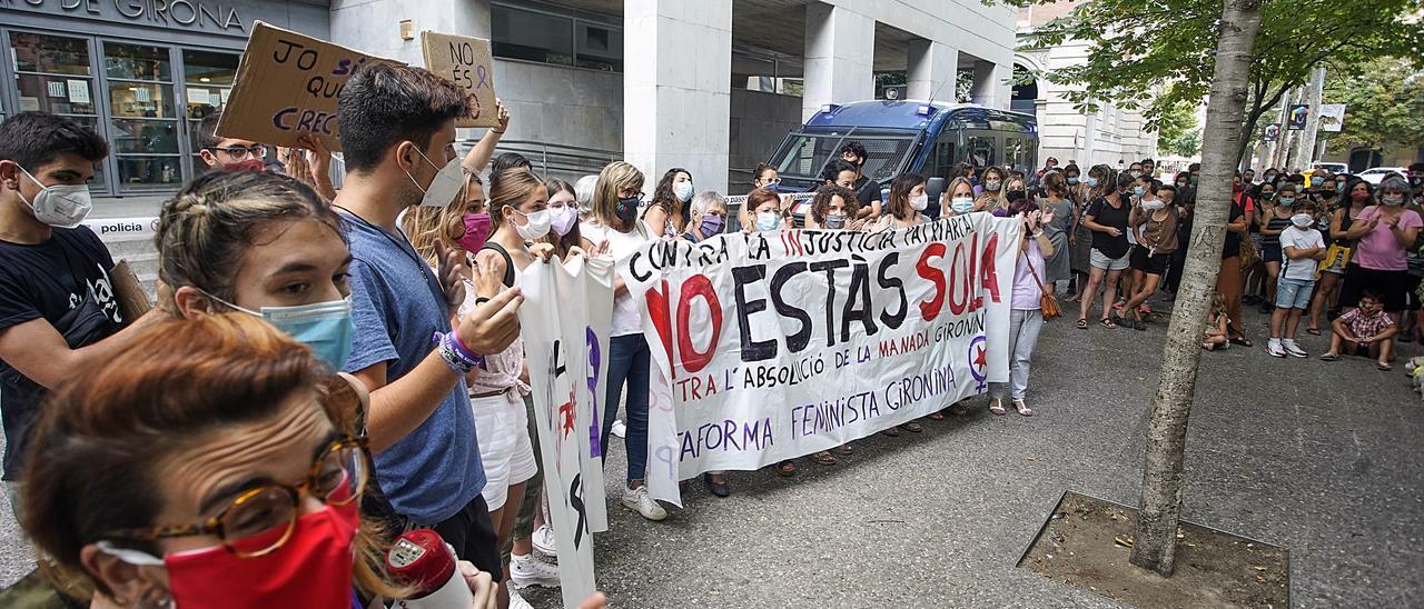 Concentració davant dels jutjats per l’absolució del cas d’una violació múltiple a Girona.