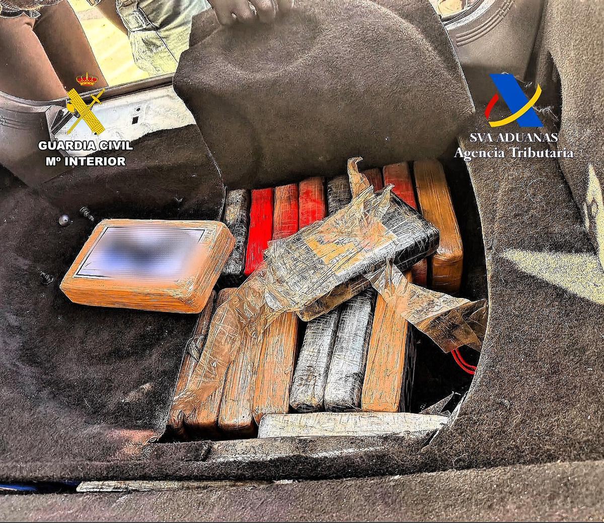 La droga estaba oculta en un doble fondo del coche.
