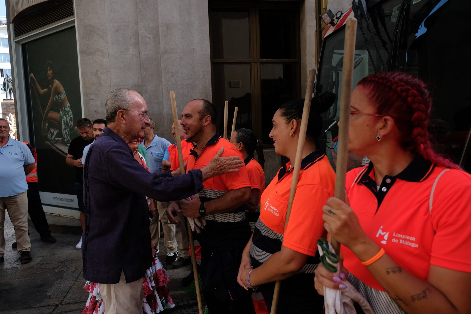 Feria de Málaga 2023 | Operarios de Limasam durante el operativo diario de limpieza del Centro