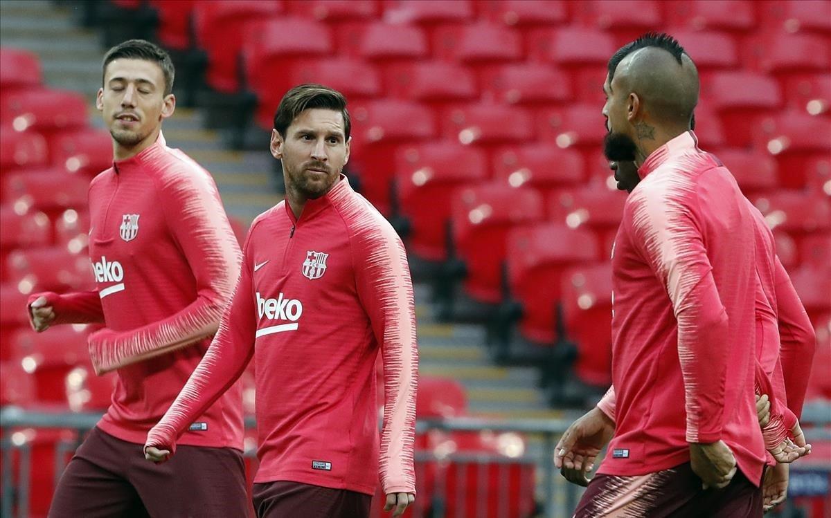 lmendiola45303666 barcelona forward lionel messi  second from left  speaks to 181003125246