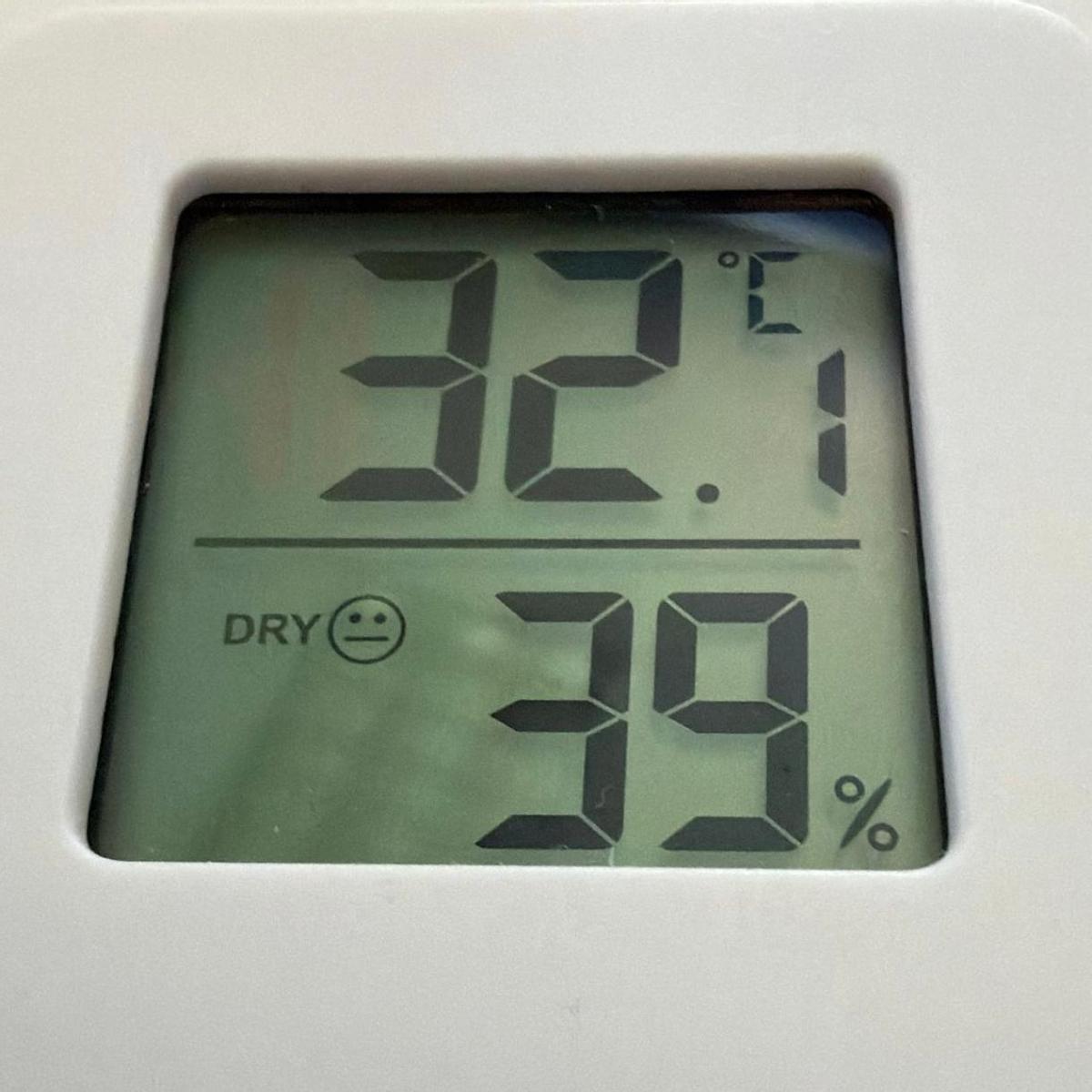 Un termómetro marca 32 grados en el centro de salud San Pablo de Zaragoza, la semana pasada.