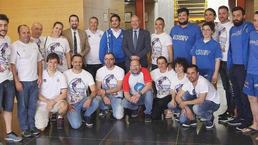 El rector y el vicerrector posan con integrantes de los clubes de rugby y natación. // Iñaki Osorio