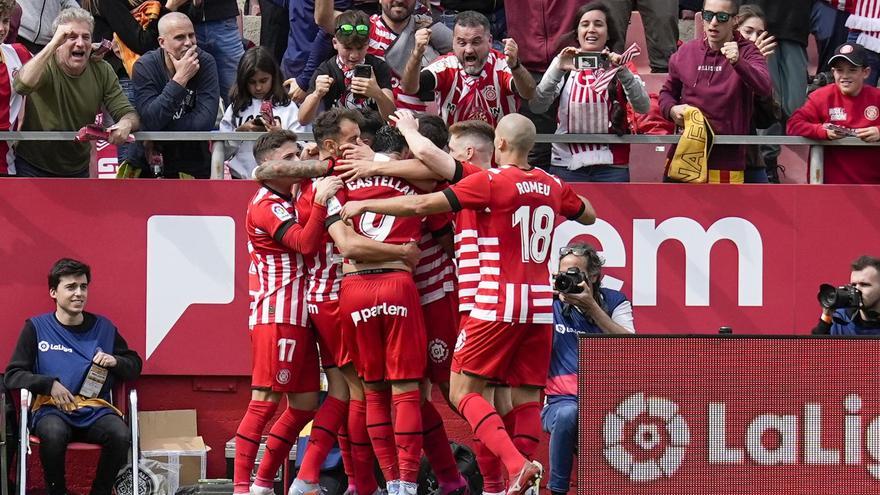 Stuani, de penal, dona el derbi i mitja permanència al Girona (2-1)