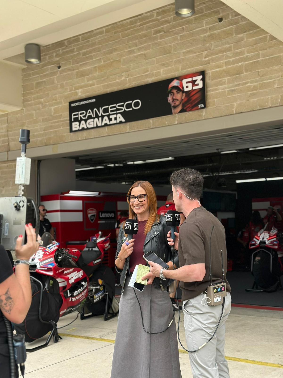 Izaskun Ruiz junto a Pol Espargaró en directo en DAZN