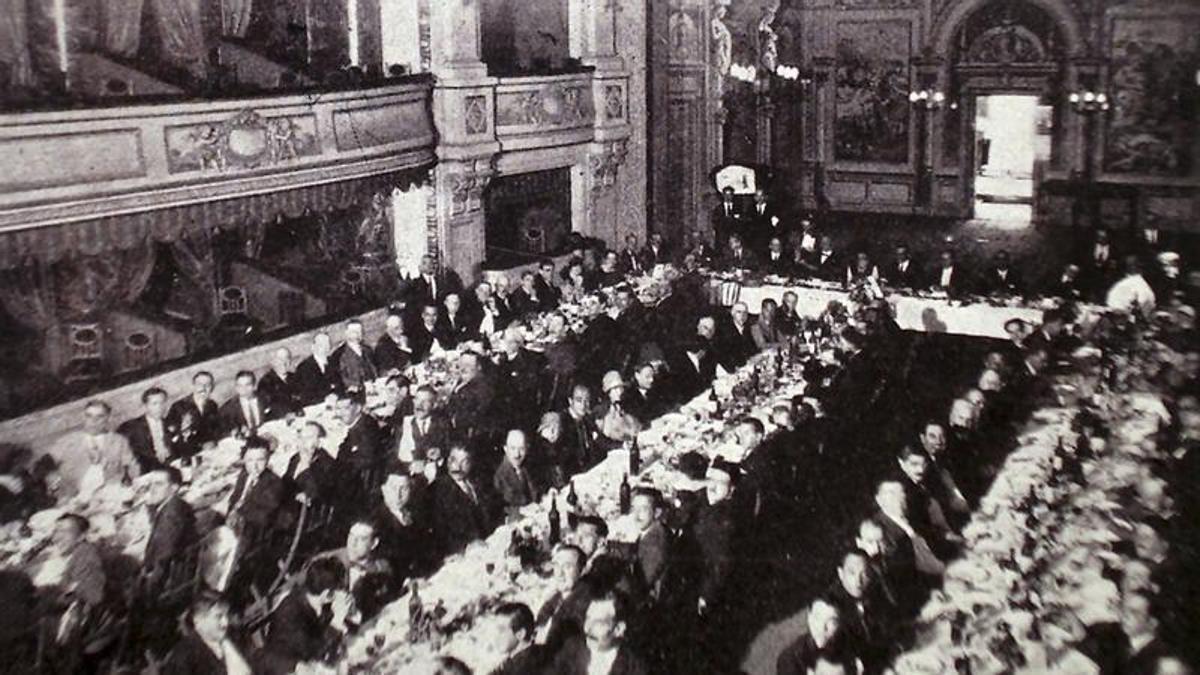 Banquete en honor a José Francés en el teatro Palacio Valdés en 1926.