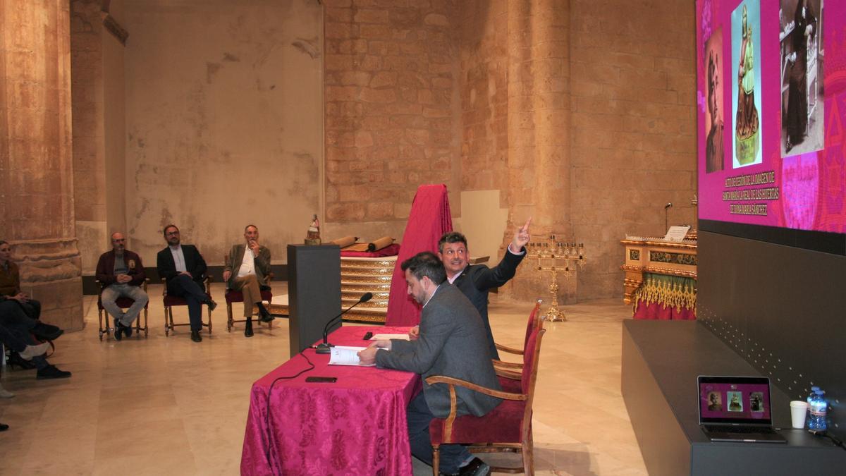 David y Luis Torres del Alcázar durante su intervención para ofrecer detalles sobre la talla.