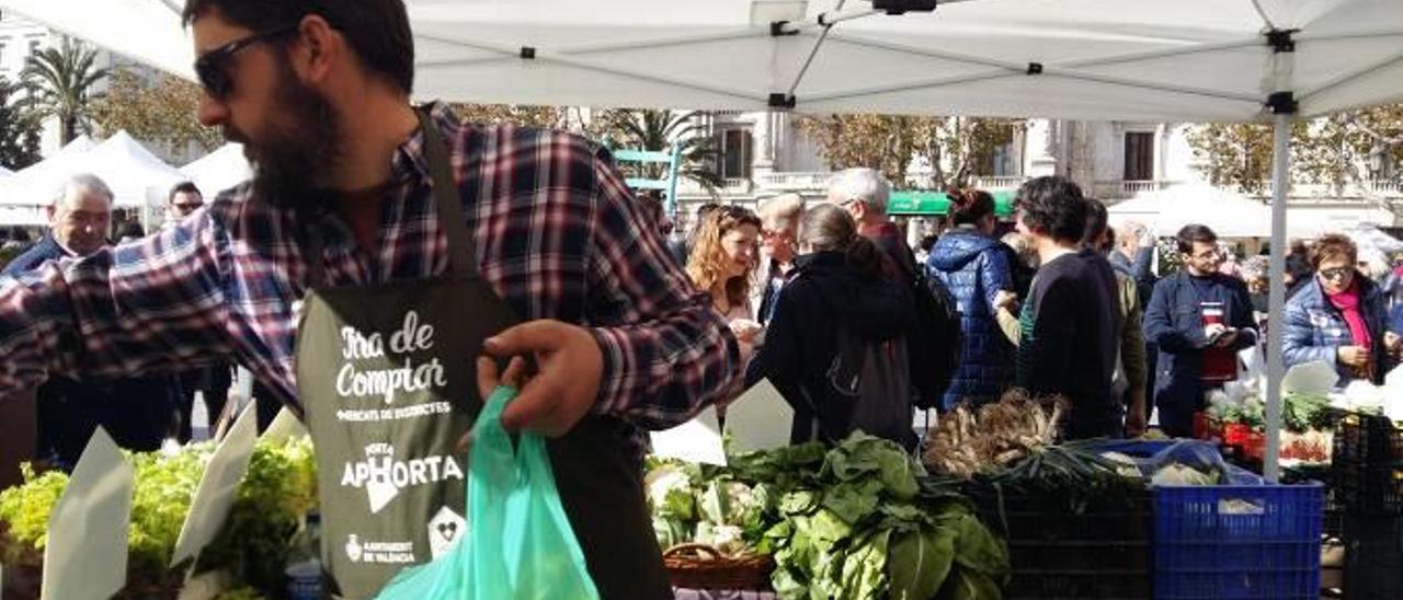 Puesto de venta directa en un reciente mercado de proximidad en la plaza del Ayuntamiento de València.