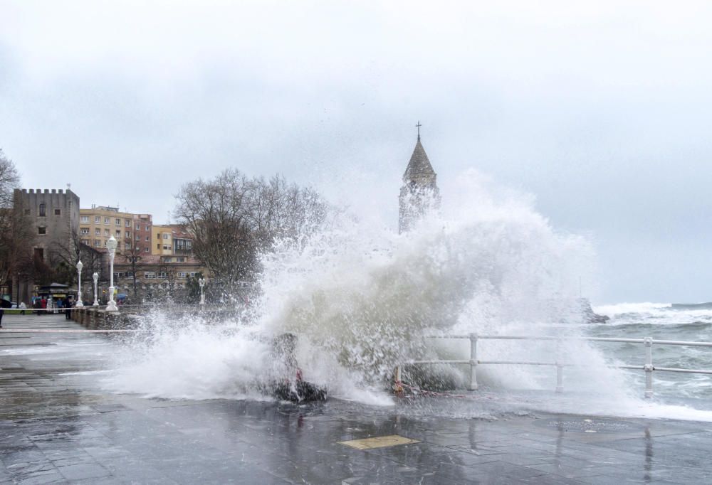 Grandes olas en la costa gijonesa