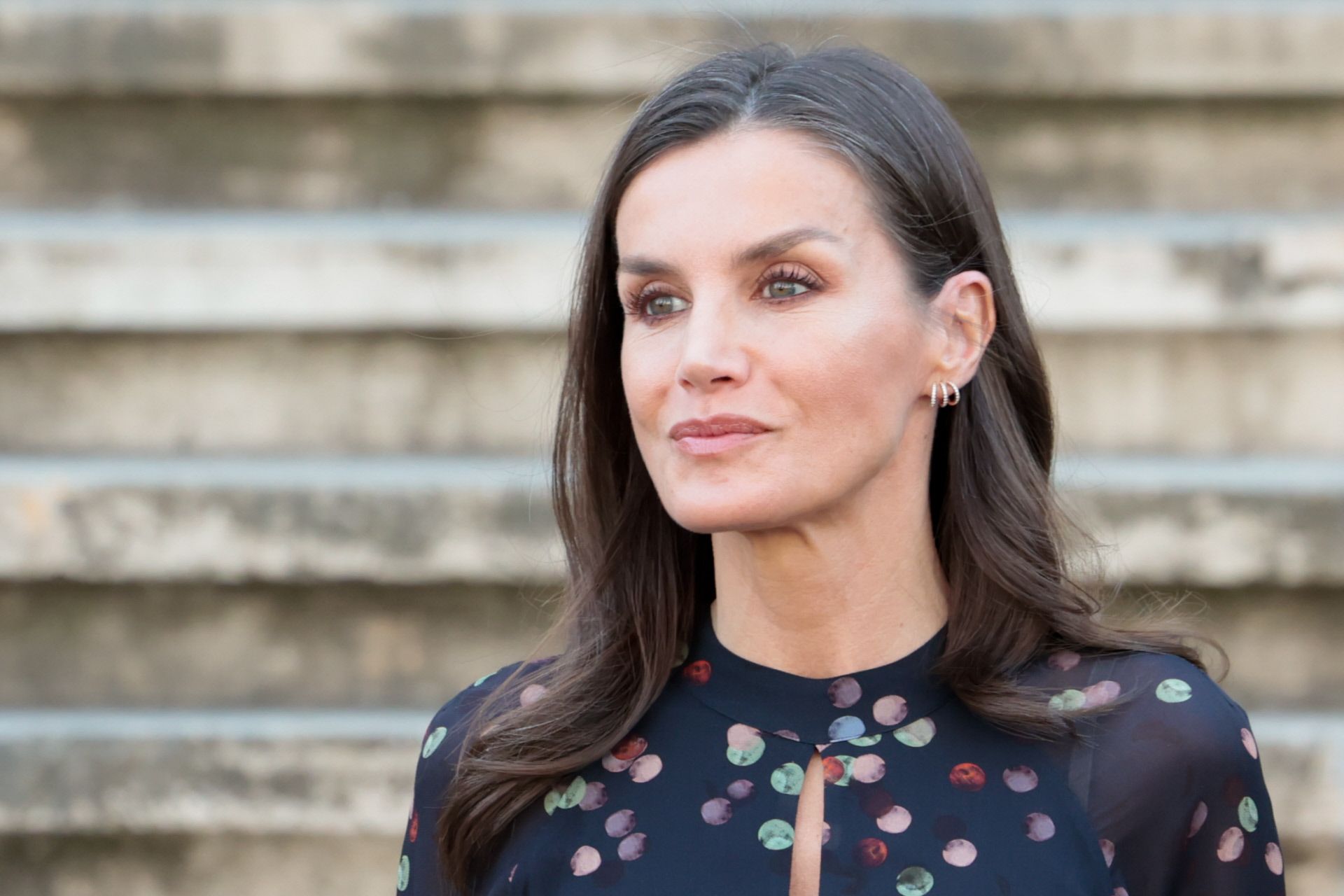 La reina Letizia rescata su vestido confeti de Massimo Dutti para un acto en la Biblioteca Nacional de Madrid