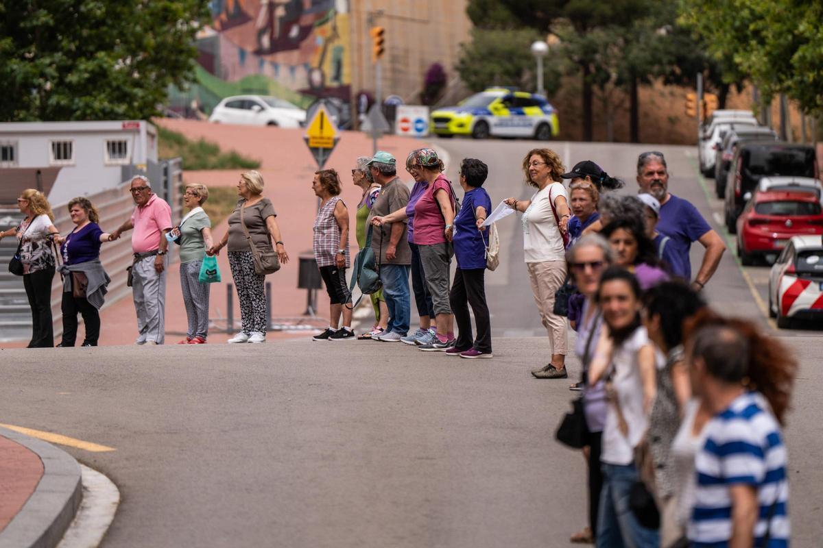 Reclaman con una cadena humana en Trinitat Nova i Vella para reclamar el alargamiento de la L3