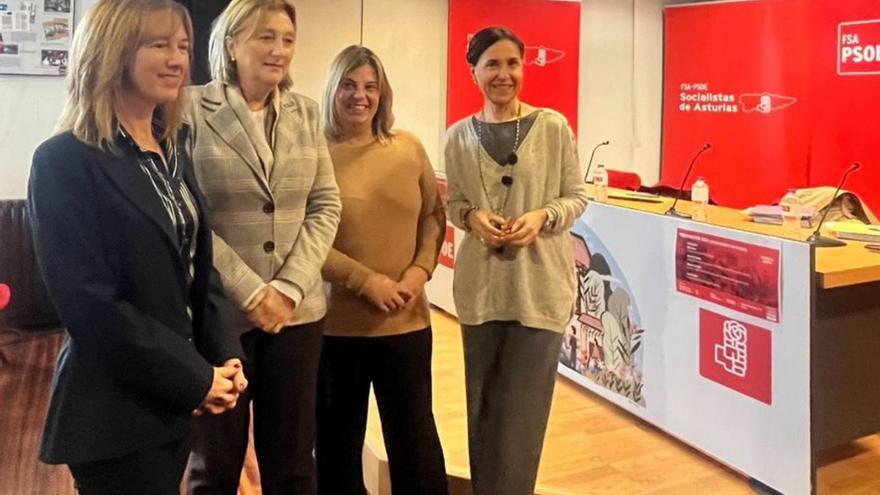 Por la izquierda, Ana Cárcaba, Delia Losa, Gimena Llamedo y Dolores Carcedo, ayer, en la Casa del Pueblo de Oviedo. | LNE