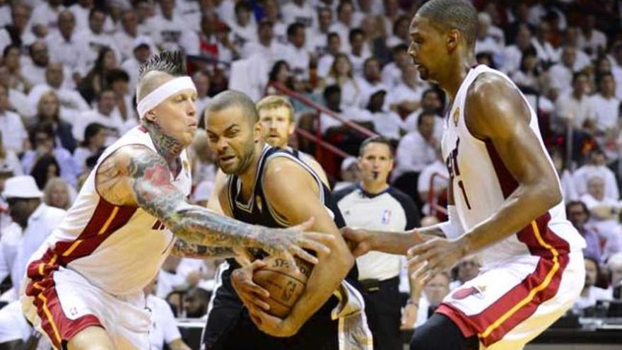 Tony Parker, lucha por el balón.