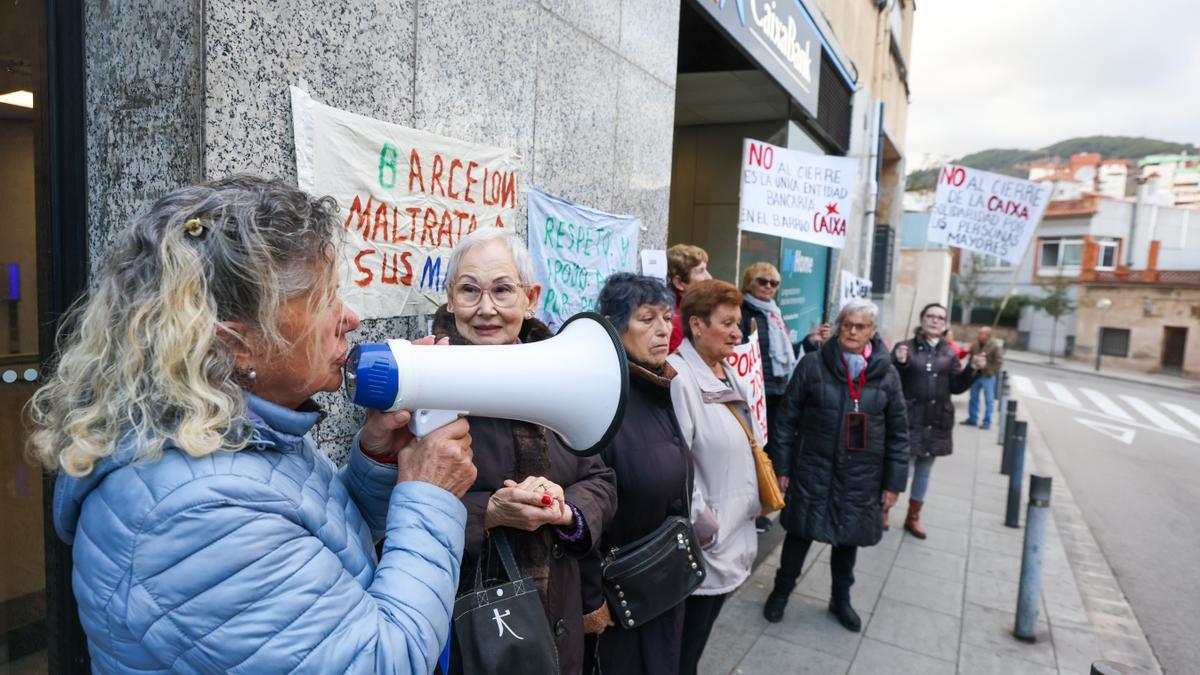 Protesta contra el cierre de la última oficina bancaria en la Teixonera