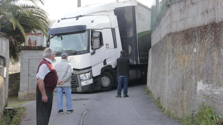 El GPS mete a un tráiler en un camino de Marín y tardan 8 horas en sacarlo