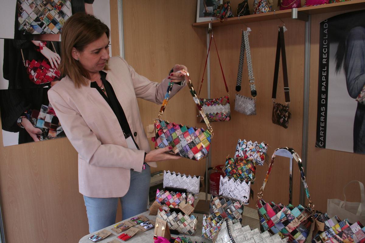 Isabel Puig con sus curiosos bolsos realizados con pequeños trozos de papel.