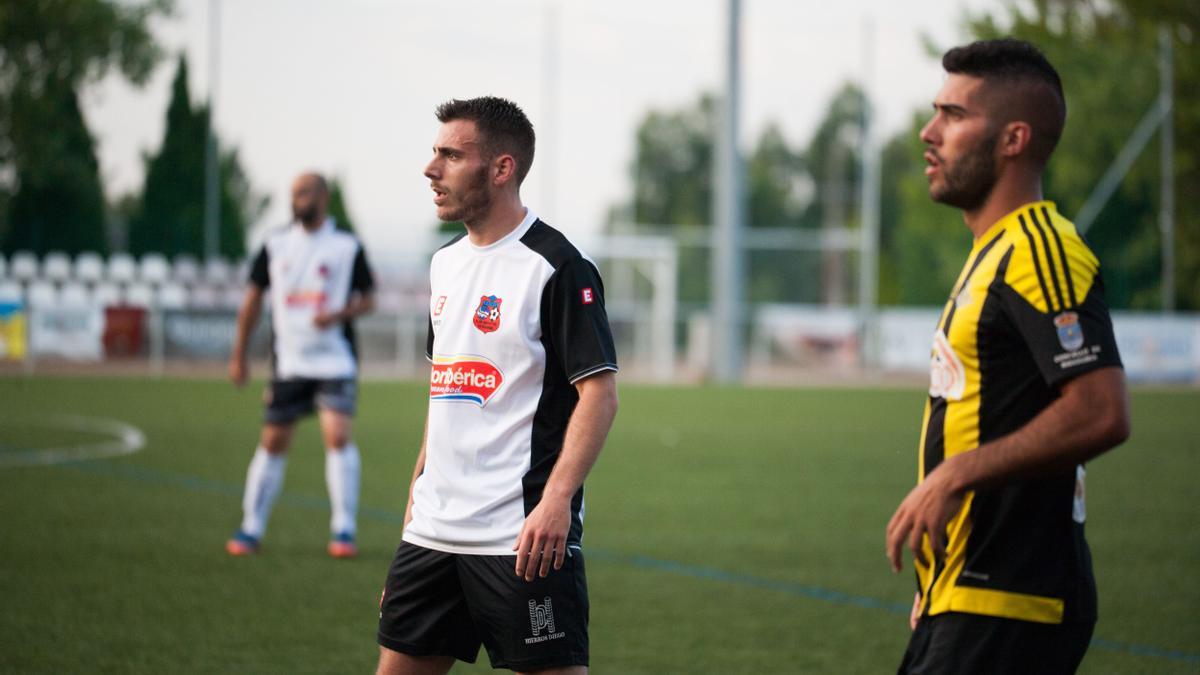 Ander Bellido (i) en un partido anterior con el Estradense.