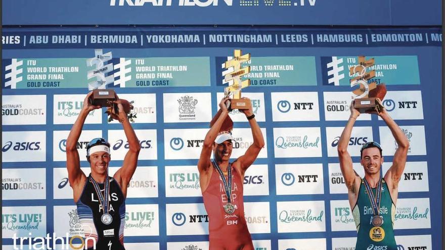 Podio final de las Series Mundiales de Triatlón, con Mario Mola campeón; el francés Luis, segundo, a su derecha, y el noruego Birtwhistle, tercero.