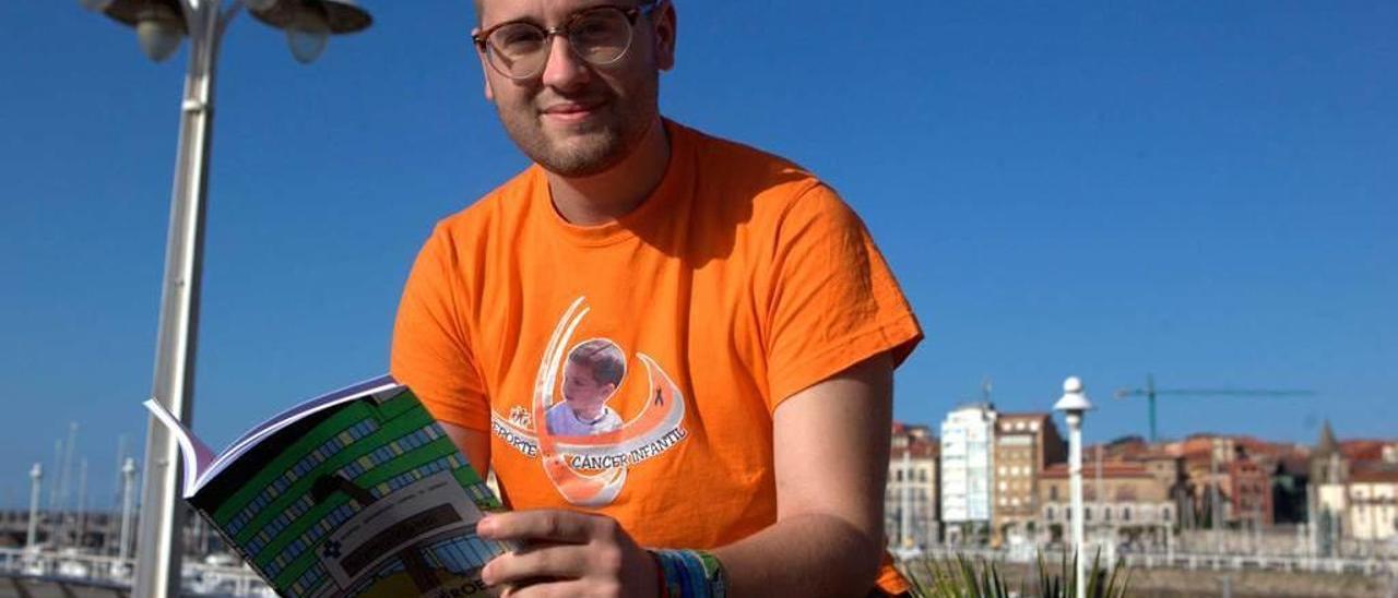 Borja Balbuena, en el Puerto Deportivo de Gijón, con su libro.