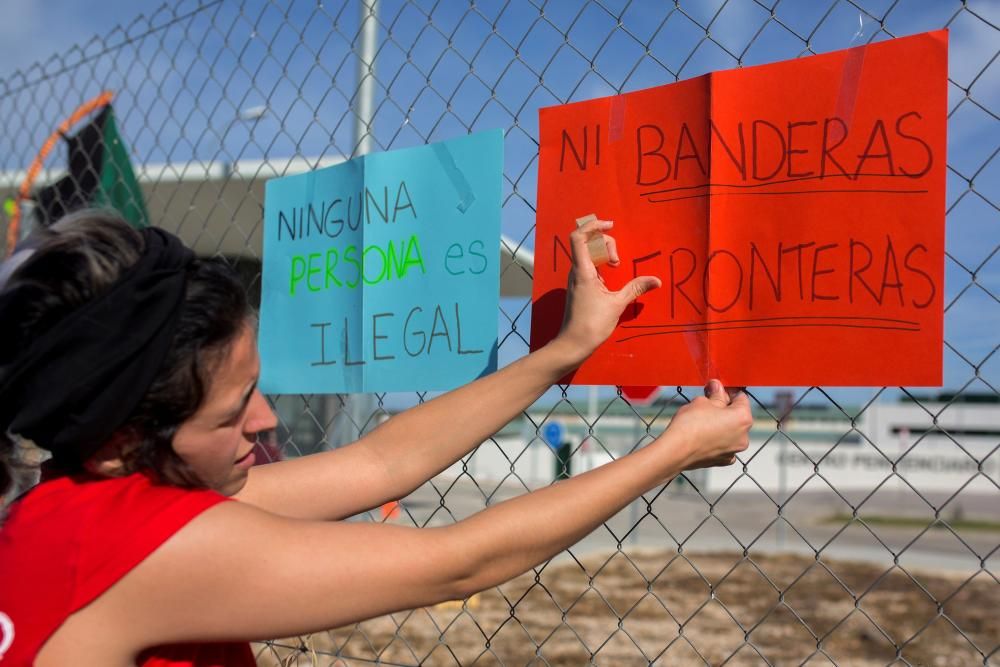 Familiares de los internos en Archidona, junto a la cárcel