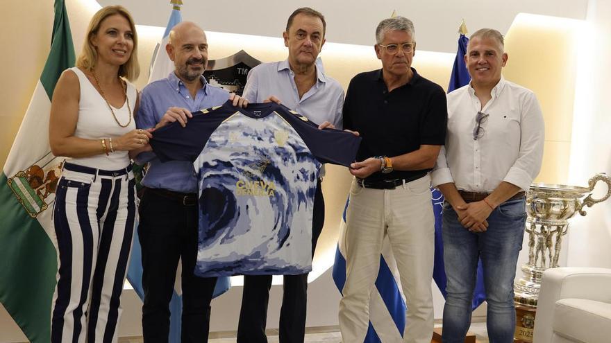 La Cueva de Nerja vuelve a destacar en la camiseta prematch del Málaga Club de Fútbol esta temporada 2026/27