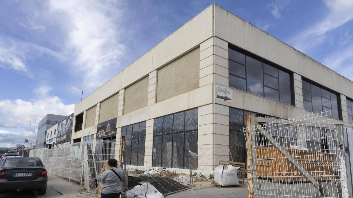 Obras de adecuación en una nave de un polígono de Xàtiva para la apertura de un negocio.