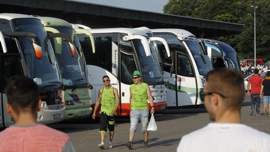 Participantes a su llegada en autobús al Carmín. luisma murias