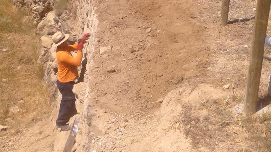 Els treballs per restaurar murs de pedra seca al parc del Secà de Manresa duraran fins a principis de juliol