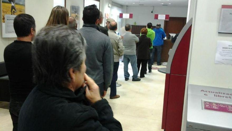 Colas de clientes en una sucursal bancaria esta mañana en Zamora