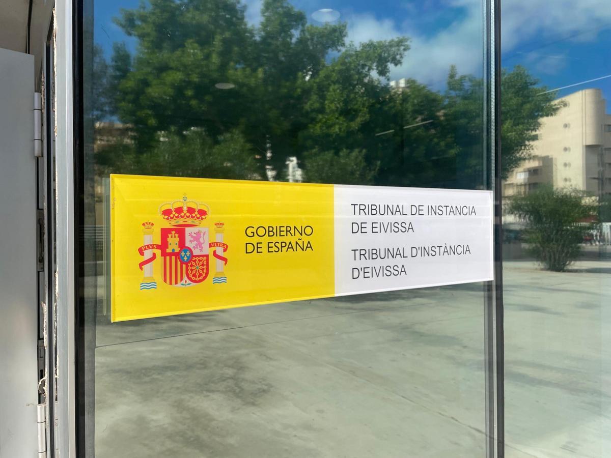 Letrero del nuevo Tribunal de Instancia de Ibiza en el edificio de los juzgados
