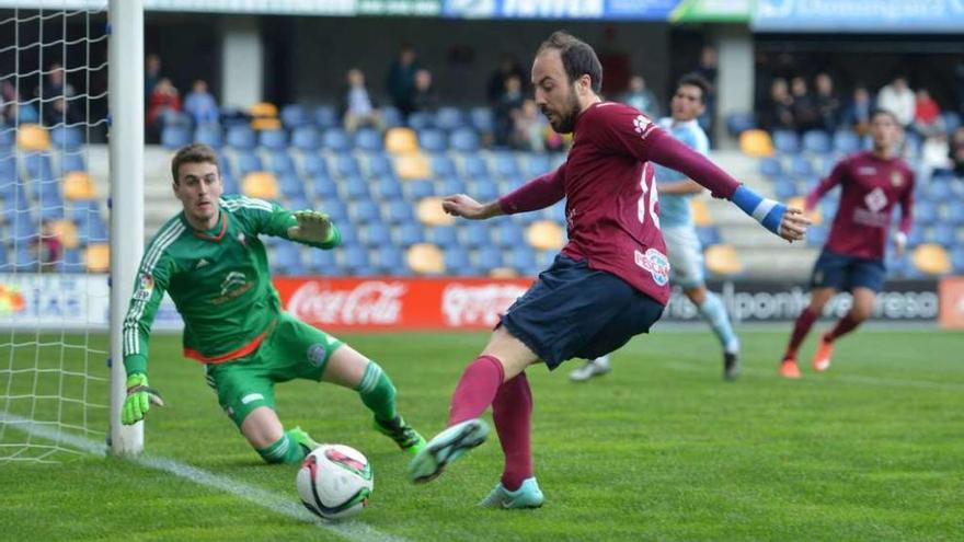 Jacobo trata de superar a Iván en una jugada de la segunda parte ante el Celta B. // G. Santos