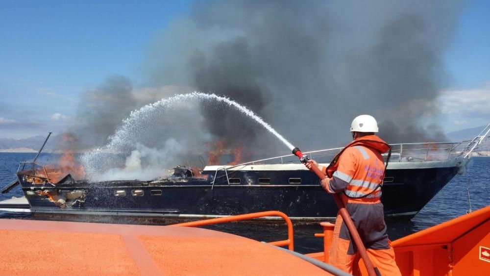 Tres rescatados tras arder y hundirse su yate a dos millas de La Vila