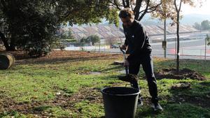 Alonso, plantando una encina en el Circuit