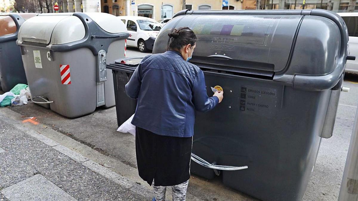 U na usuària dels nous contenidors, el desembre passat.