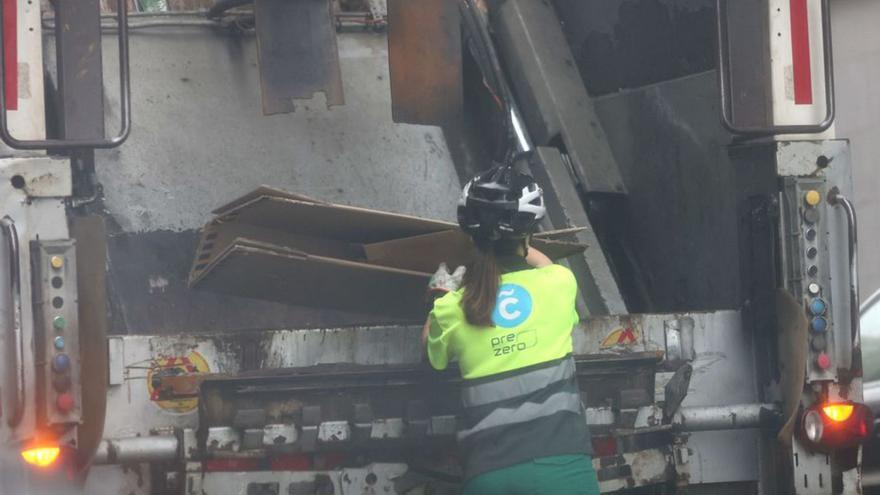 Trabajadora de recogida de basuras en A Coruña. |  Iago López