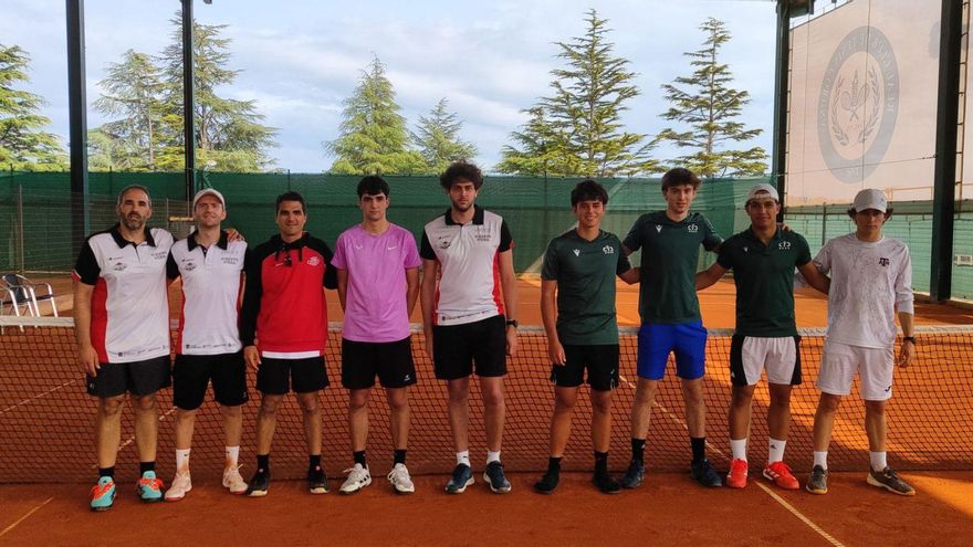 Jugadores de Cluteca y Tenis Coruña, a la conclusión de su enfrentamiento. | FdV