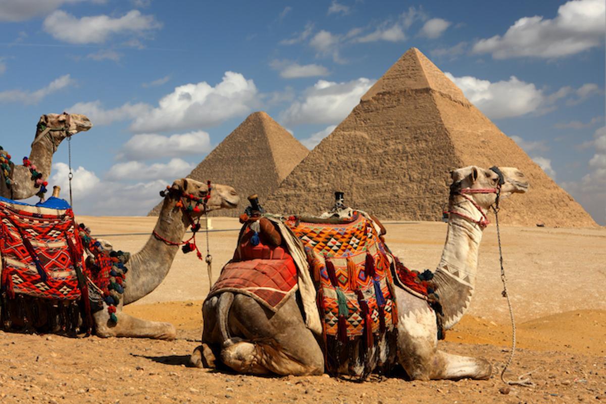 En Giza podrás conocer las piramides más grandes del país, además de su emblemática Gran Esfinge.