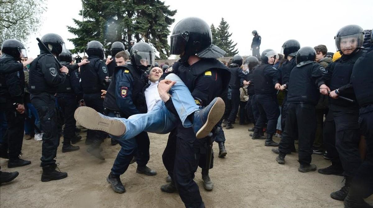 Policias detienen a un manifestante en una protesta no autorizada en San Petesburgo.