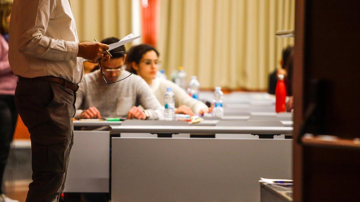 Aspirantes durante un examen de oposición.