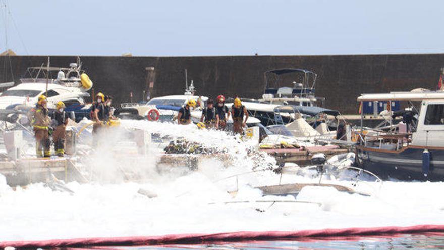 Un ferit crític i un de greu en un incendi de vaixells al port esportiu de Palamós