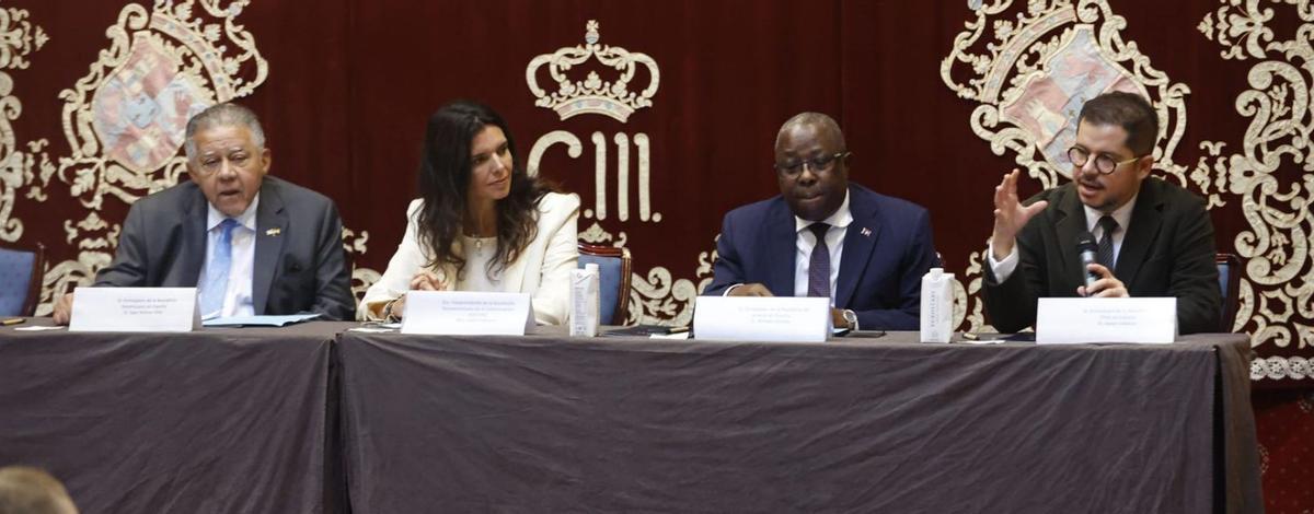 Por la izquierda, Juan Bolívar Díaz, Laura Galguera (vicepresidenta de Asicom), Alfredo Dombe y Javier Velasco. Al lado, los empresarios Enrique Cueto y Carlos Casanueva. | David Cabo