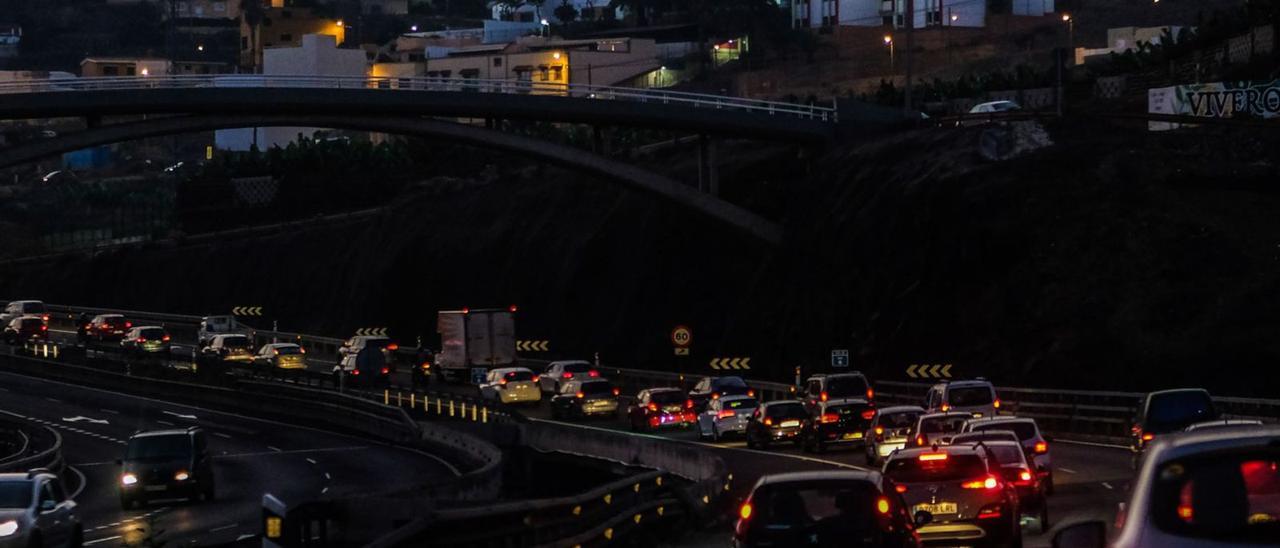 Una imagen de los atascos de la mañana a la altura de Casa Ayala, en la puerta norte de la capital. | | JOSÉ CARLOS GUERRA