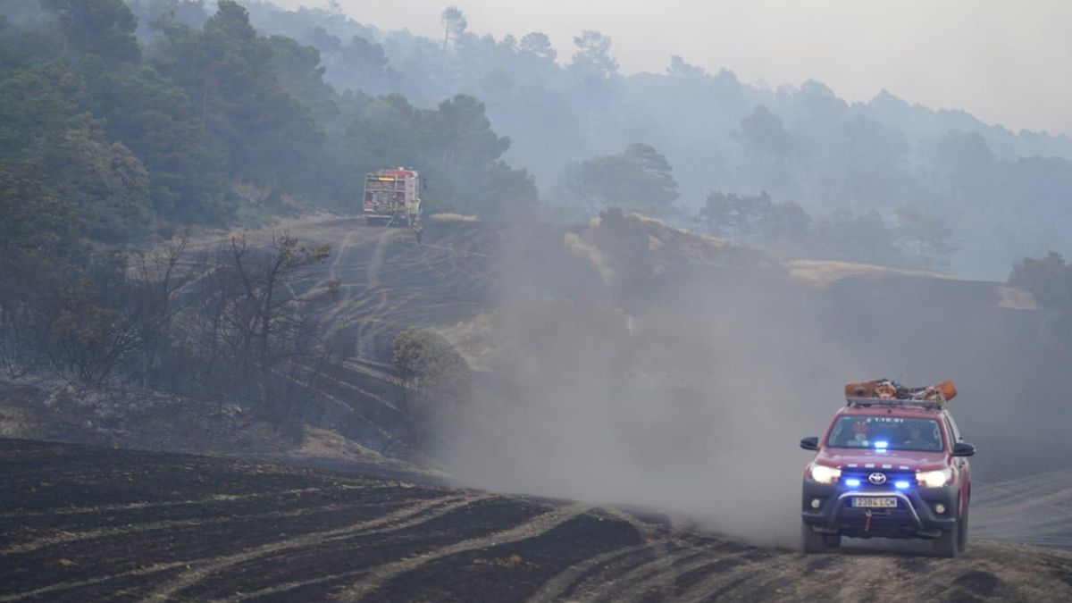 Bombers treballant a l'incendi de Sant Pere Sallavinera