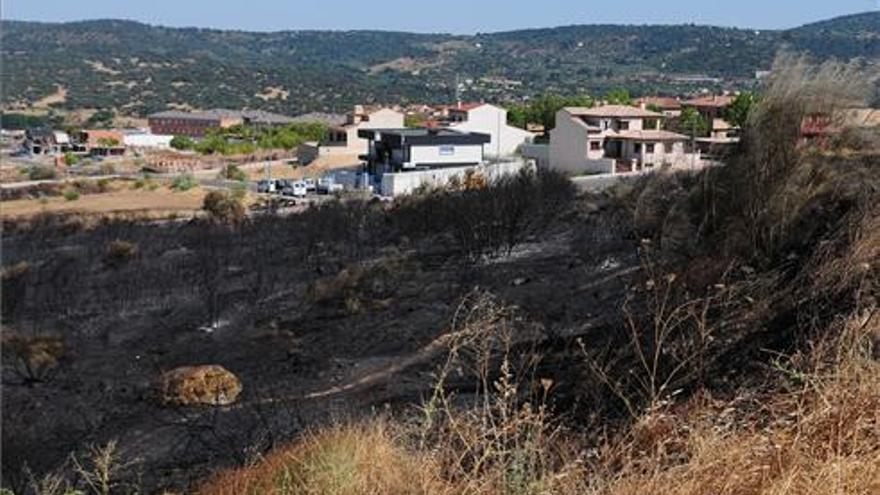 Pizarro reúne a los vecinos de los barrios más afectados por los incendios de Plasencia